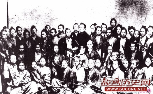 1853年佩里叩关,结束了日本闭关锁国的状态,日本陷入半殖民地的危机中