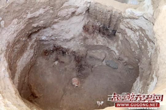 中乌联合考古在撒扎干遗址大型墓葬发现金器80件