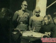 日军记者拍摄：被日军掠夺到军营的中国女孩