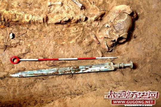 陕西发现秦人墓葬 出土完整铜剑及透明液体