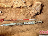 陕西发现秦人墓葬 出土完整铜剑及透明液体