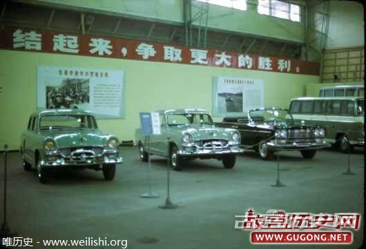 上海老照片：1972年上海顶级轿车展会上的车模