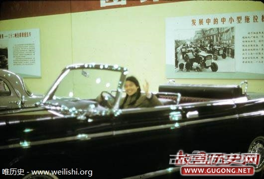 上海老照片：1972年上海顶级轿车展会上的车模
