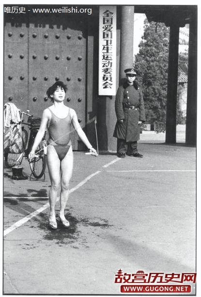 老照片：1970年代中国流行的透明泳装