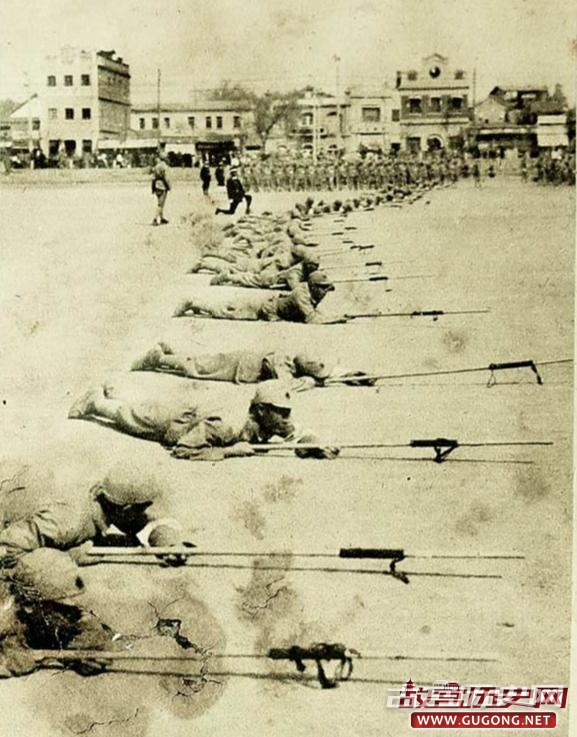 抗战老照片：日寇组织伪军阅兵用木棍当枪
