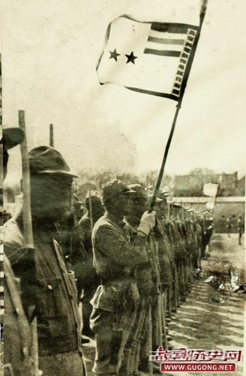 抗战老照片：日寇组织伪军阅兵用木棍当枪