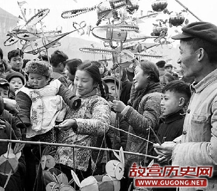 老照片记录五十年前的春节，年味非常浓
