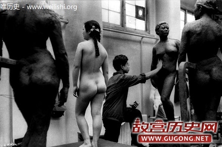 老照片：1950年代新人当众拥吻，女模特裸体