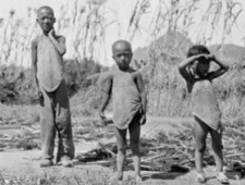 清朝老照片：晚清农村地里的农家活