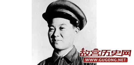 解放军中“花木兰”:扮男五年 被抱急拔刀