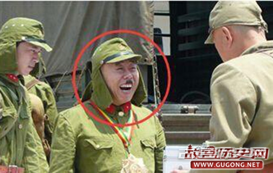 日本军人帽子上的两片布是干啥用的？绝不是防冻的