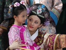 《甄嬛传》里的小毛孩胧月为何如此有心机?竟帮甄嬛陷害皇后!