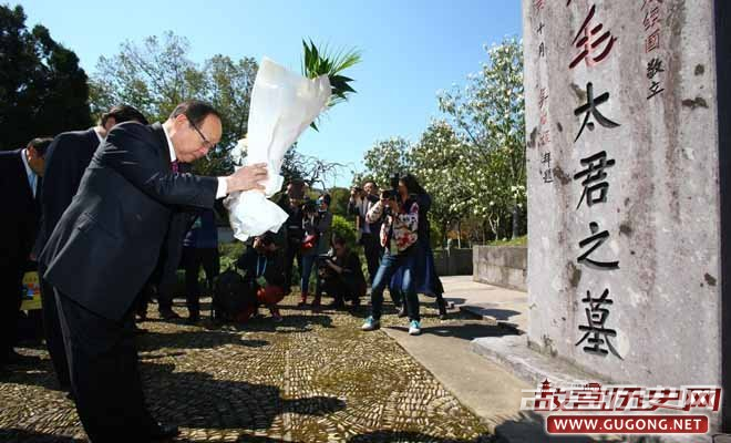 蒋孝严曾多次回乡祭祖，这是他在2014年祭扫毛福梅墓