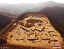 陕西延安芦山峁遗址发现人工台基及规整院落