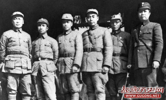 1939年，周恩来（右三）在皖南新四军军部与叶挺（右一）等合影。