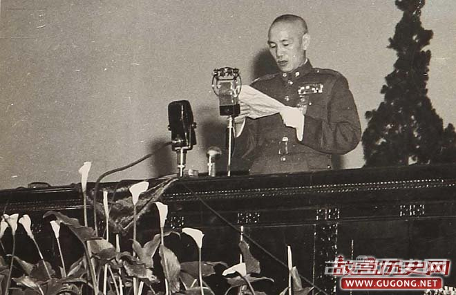 抗战期间，蒋介石在中央电台发表讲话