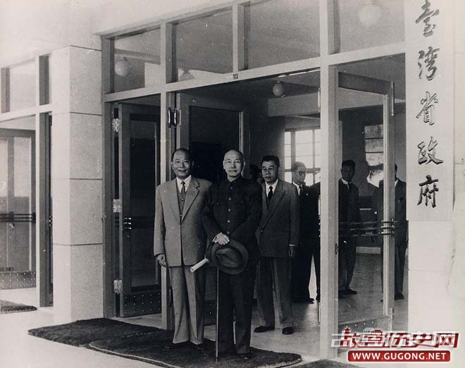 五十年代末，蒋介石、周至柔(左)、唐纵(右后)于台湾省政府门前合影