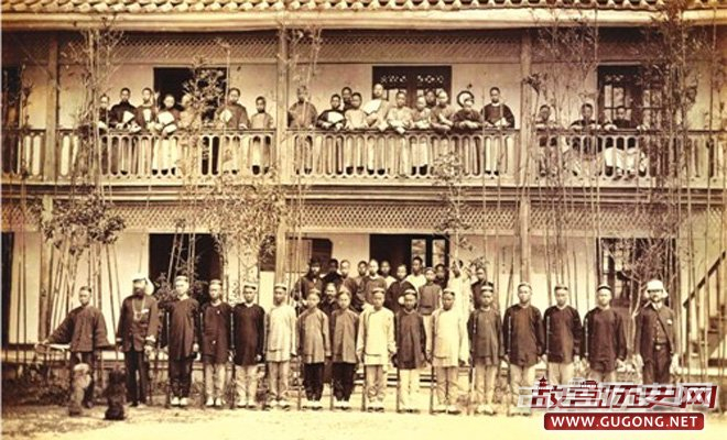 1880年，由船政学堂学生组成的少年洋枪队队员列队站立，手持洋枪，其中还有两位法国教官。