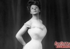 百年前“蜂腰”风靡欧洲堪比中国“裹脚缠足”