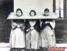 晚清囚犯老照片：暴力惩罚犯人的方式令人触目惊心