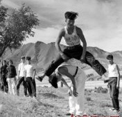 新中国全民健身运动老照片：条件艰苦大家却乐在其中