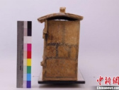 四川新津出土两座彩绘层保存完整陶楼