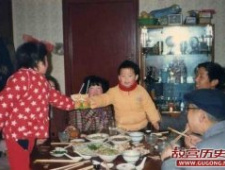 春节过年：三十年前的年夜饭老照片