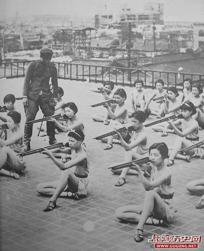 老照片，二战时期比日本鬼子更疯狂的日本女人