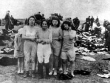 德军残害犹太人证据:残忍的连妇女小孩都不放过