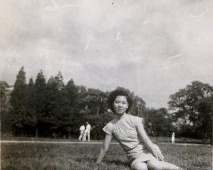 民国女子珍贵老照片:穿旗袍赏美景