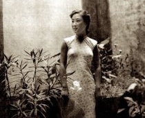 珍贵老照片:1943年生活在老北京四合院的女人