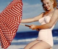 1949年梦露拍摄的一组写真照完美诠释性感二字