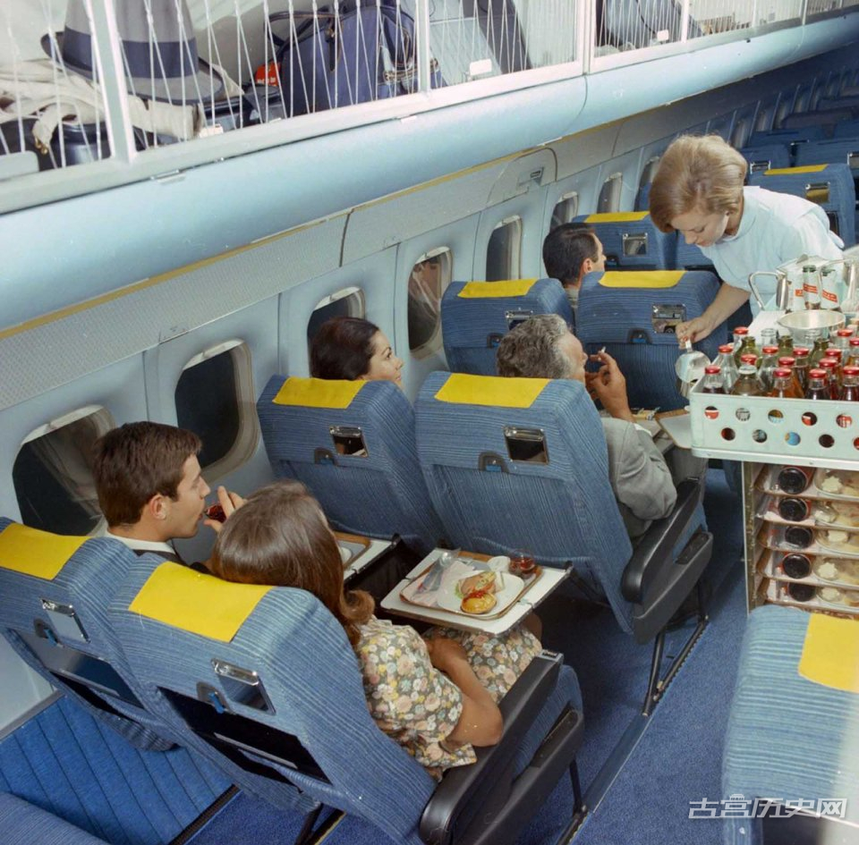 60年代飞机头等舱：抽烟喝酒吃大餐，场面如同结婚现场！