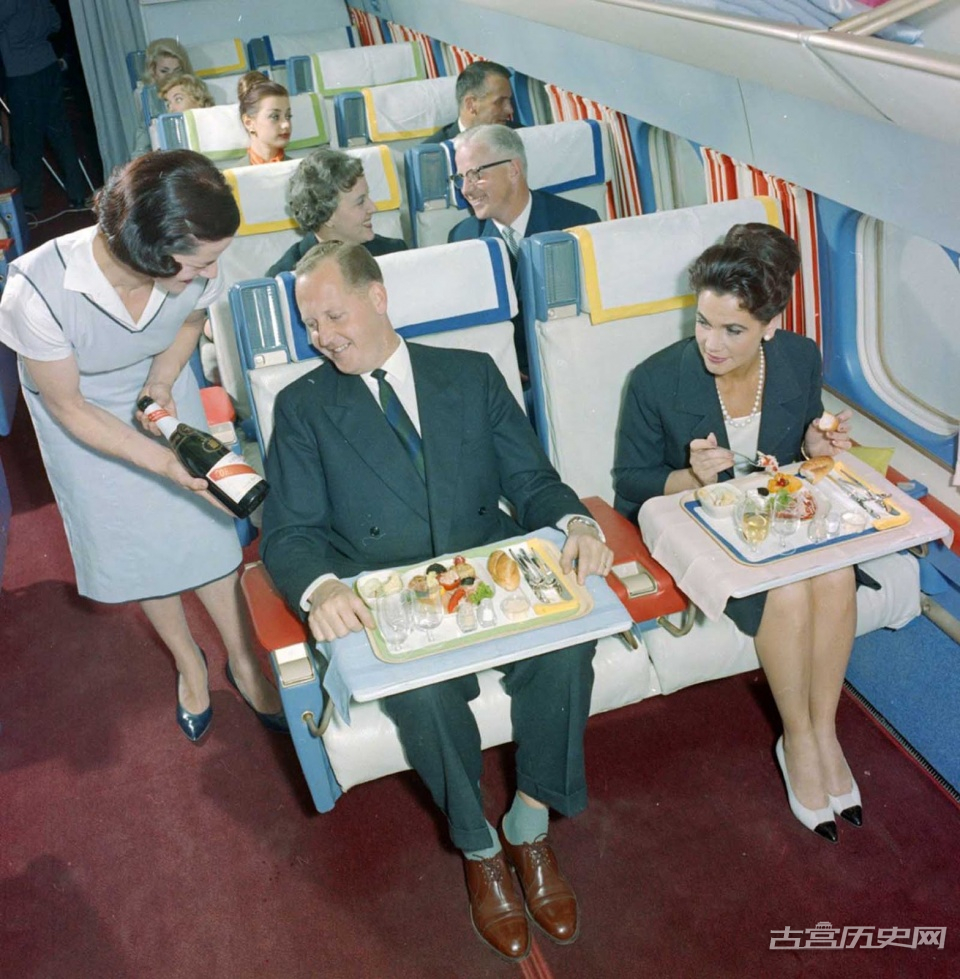 60年代飞机头等舱：抽烟喝酒吃大餐，场面如同结婚现场！