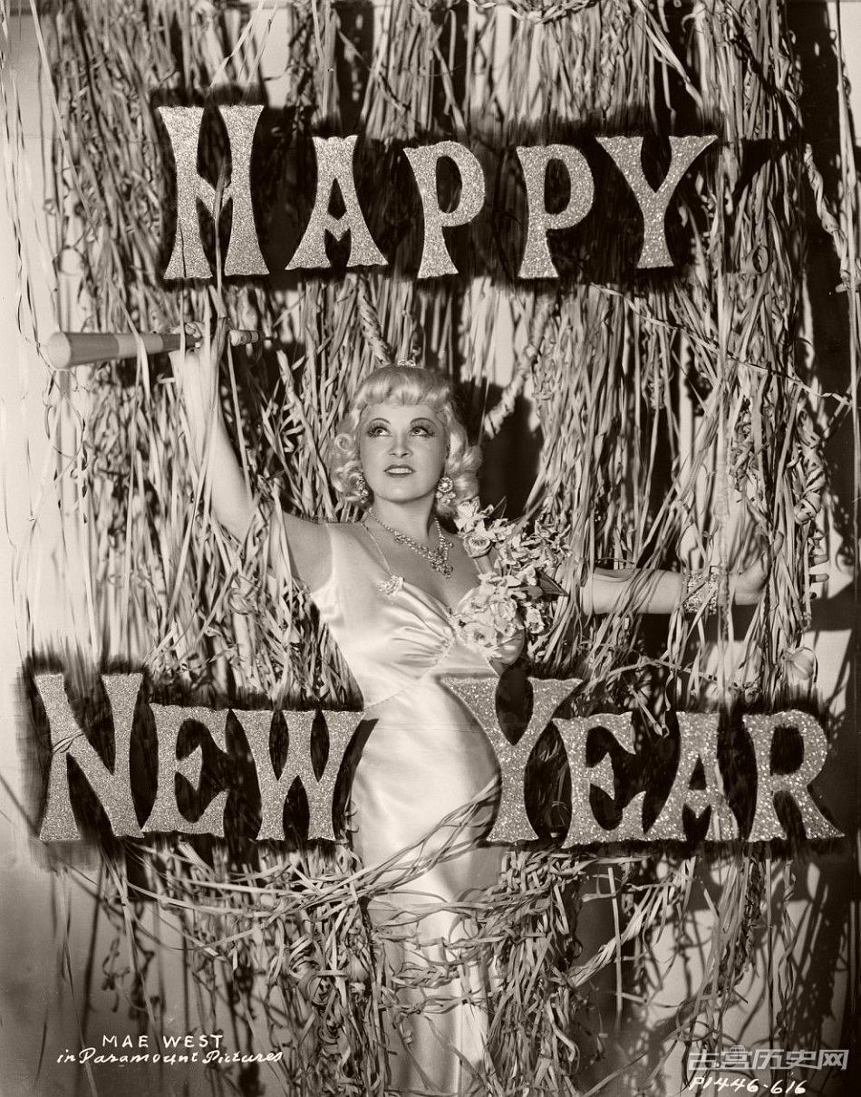 老照片：养眼的古典美女来了送给您新年的祝福
