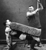 百年前的外国马戏表演：胸口碎大石也是经典剧目