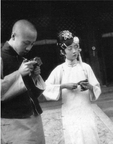 晚清老照片：妃子坐奔驰，格格照镜子，皇后玩相机