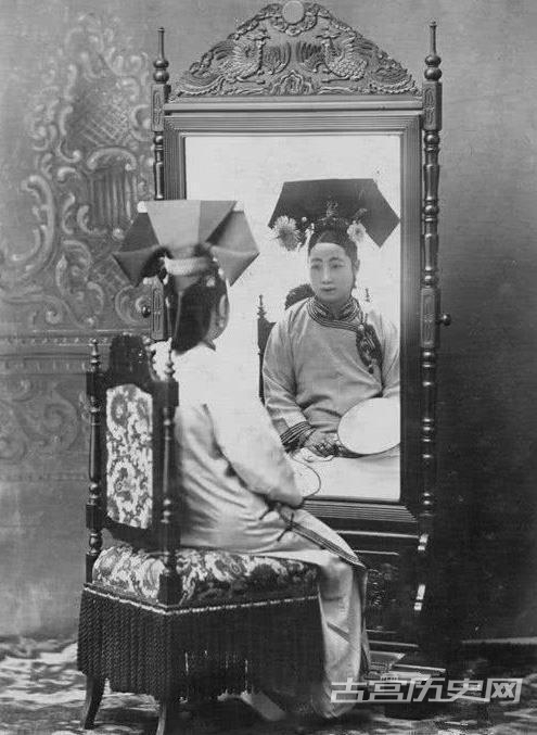 晚清老照片：妃子坐奔驰，格格照镜子，皇后玩相机