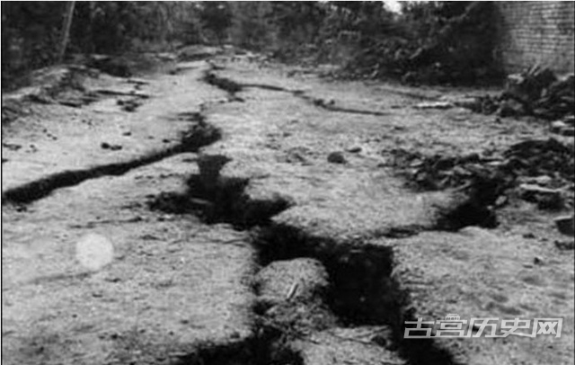 1976年唐山大地震老照片现场惨烈