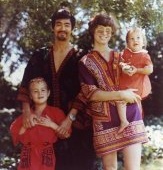 罕见李小龙葬礼现场：妻子为他披麻戴孝