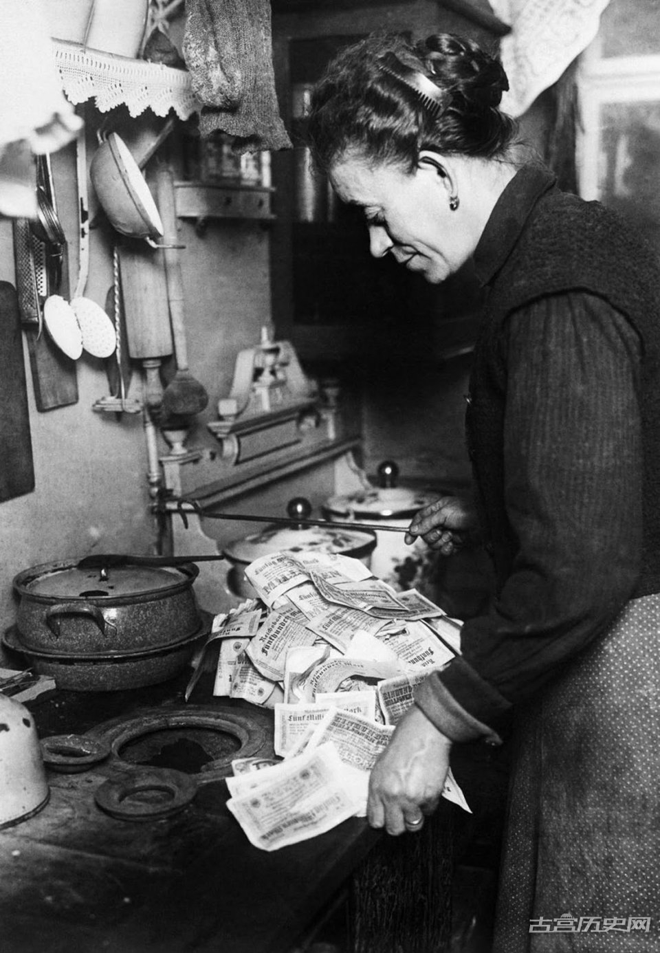 形同废纸的德国纸币被用来烧饭第8张照片的用法很有创意