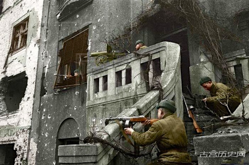 彩色苏军二战老照片：大反攻期间俘虏大量德军，碾压日本关东军