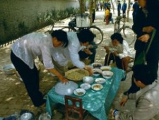 八十年代的街头商贩：一辆自行车就能做生意