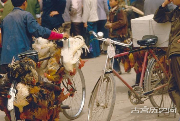 80年代的街头商贩：设备简单，一辆自行车就能做生意