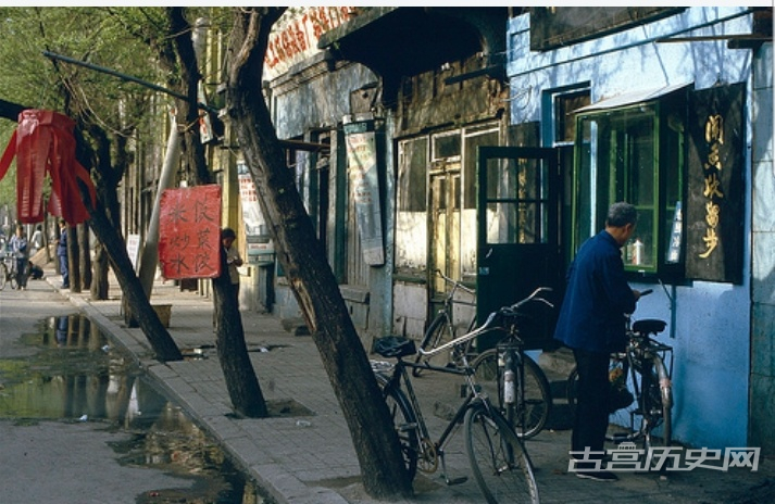 80年代的街头商贩：设备简单，一辆自行车就能做生意