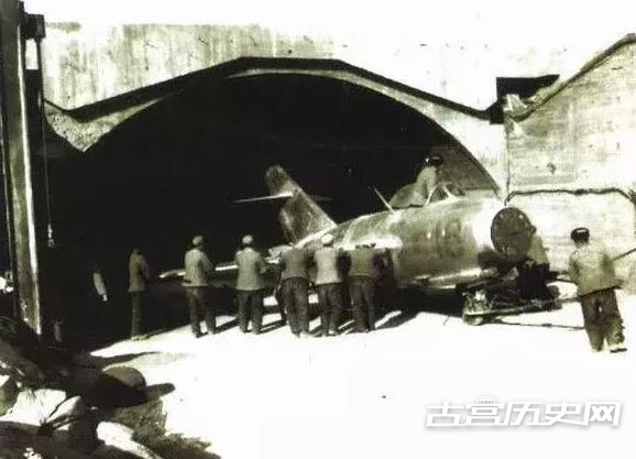 老照片：中国第一颗原子弹引爆图7为爆心场景