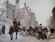 老照片记录二战后期盟军对德国的疯狂掠夺