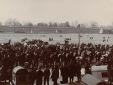 光绪与慈禧回宫时候的场景旧照：人们纷纷下跪迎接