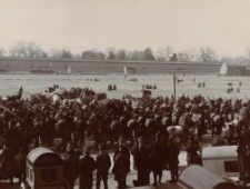 光绪与慈禧回宫时候的场景旧照:人们纷纷下跪迎接