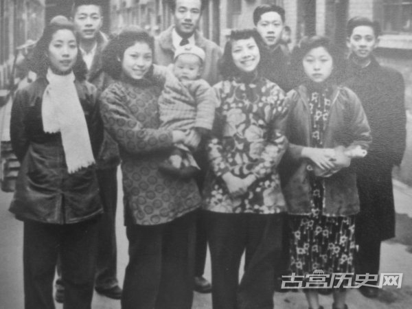 老照片里充满人情味的上海女人穿着保守却美丽